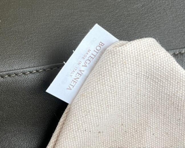 Bottega Veneta Small Andiamo Messenger Bag in Intrecciato Leathers 💚 - onlinechics.com