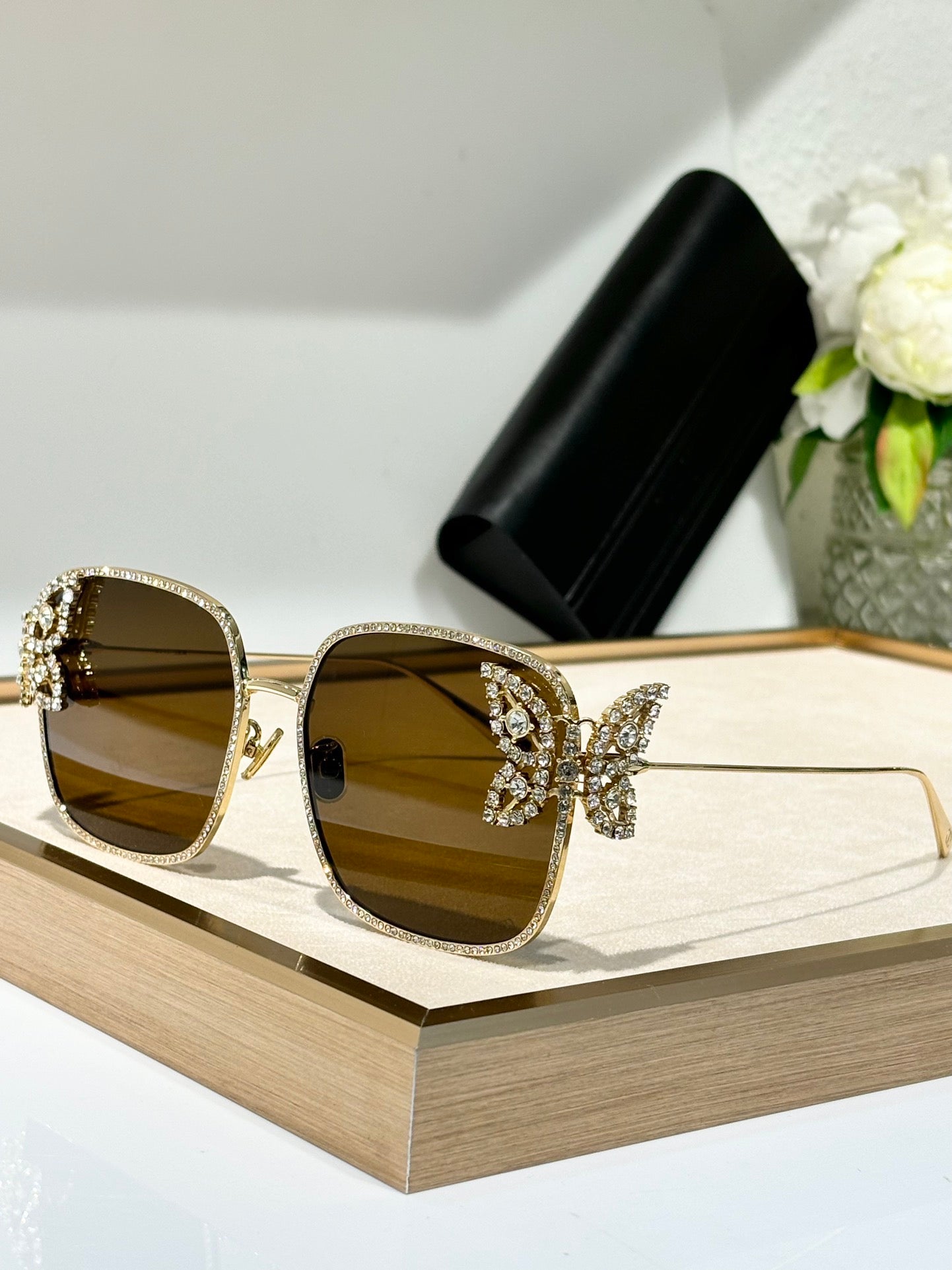 - DIOR DiorFantastica S1U Square Sunglasses with Swarovski® Crystals 💎 - buyonlinebehappy