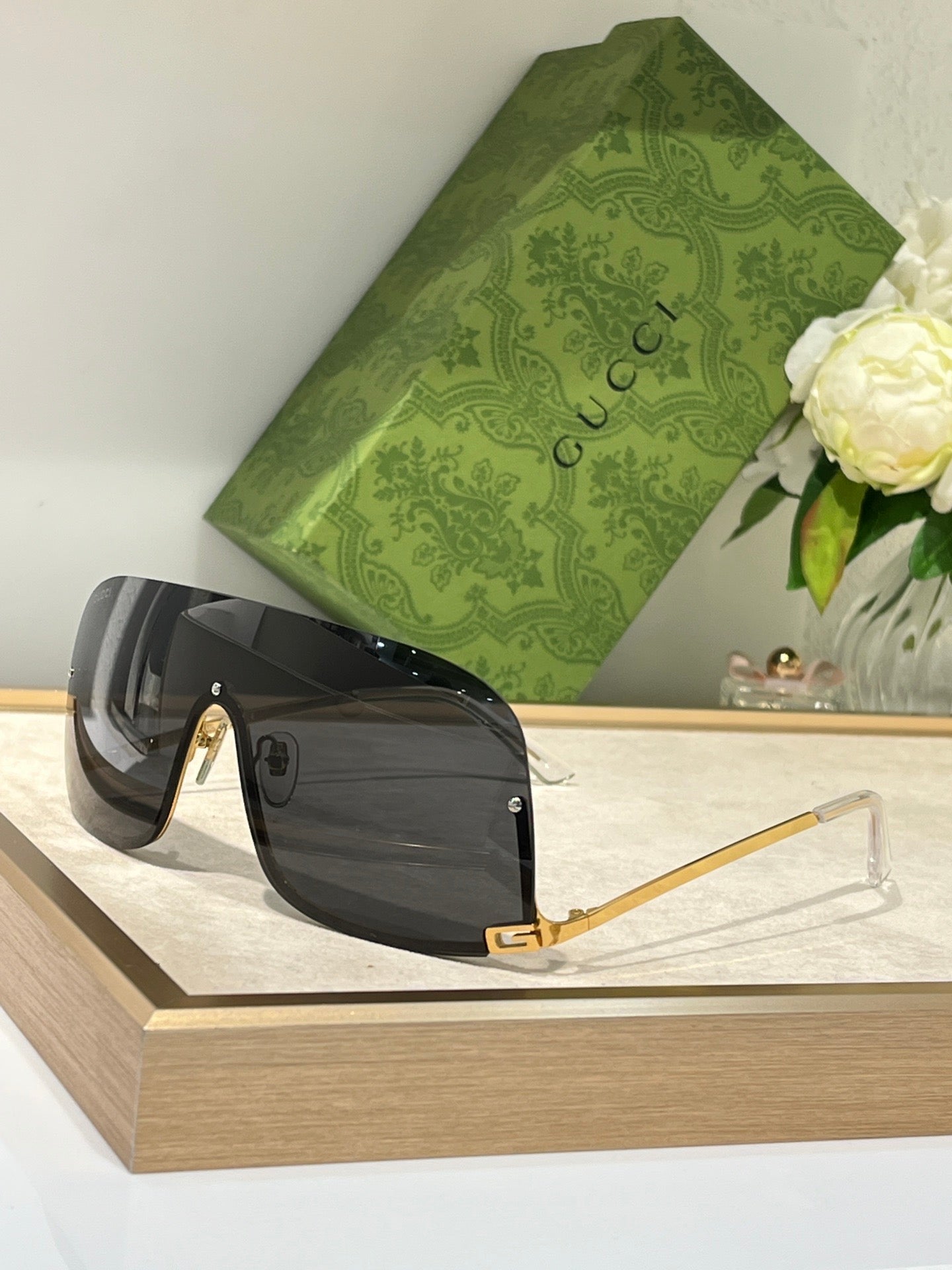 New Season Gucci GG1560S MASK-SHAPED FRAME Sunglasses  ✨ - buyonlinebehappy