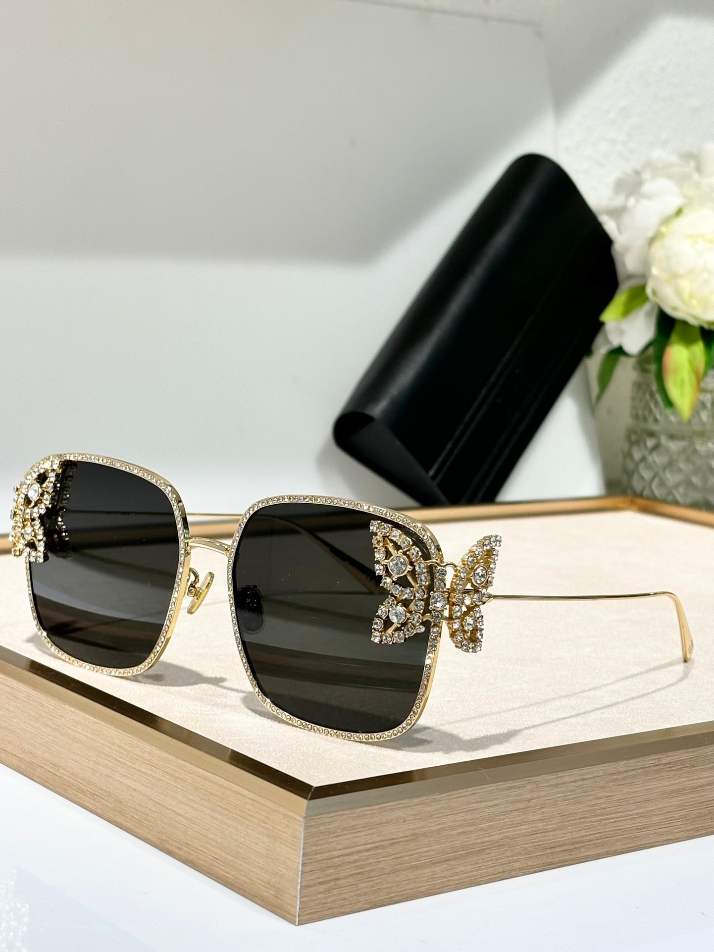 - DIOR DiorFantastica S1U Square Sunglasses with Swarovski® Crystals 💎 - buyonlinebehappy