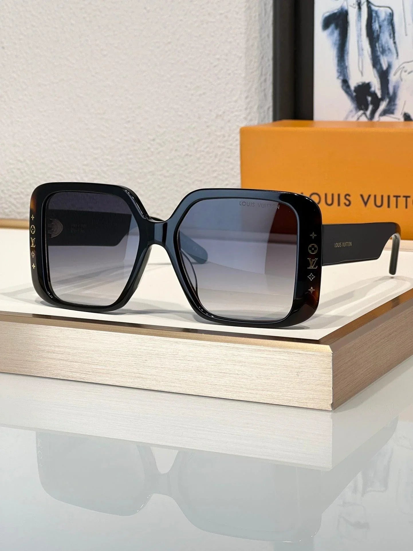 Louis Vuitton Z2095W New LV Moon Daily Square Women display picture 1