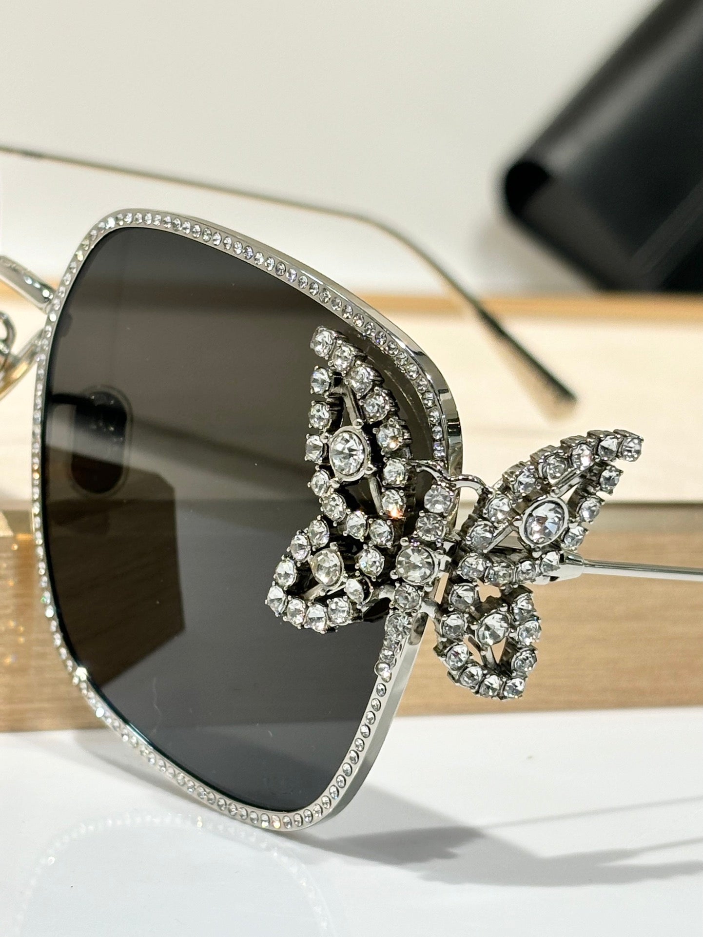 - DIOR DiorFantastica S1U Square Sunglasses with Swarovski® Crystals 💎 - buyonlinebehappy