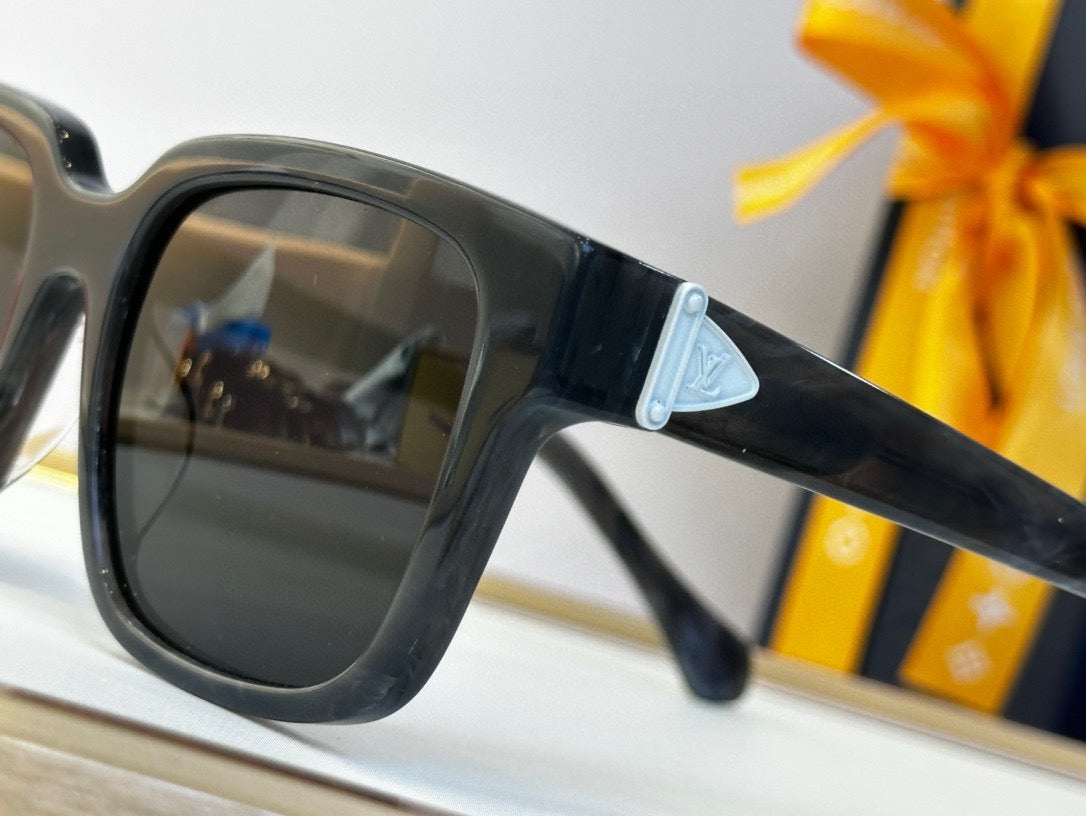 Z1785W Louis Vuitton Glide Square Sunglasses  ✨ - buyonlinebehappy