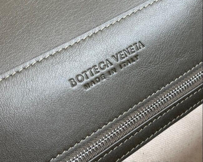 Bottega Veneta  Small Andiamo Messenger Bag in Intrecciato Leathers 💚 - onlinechics.com