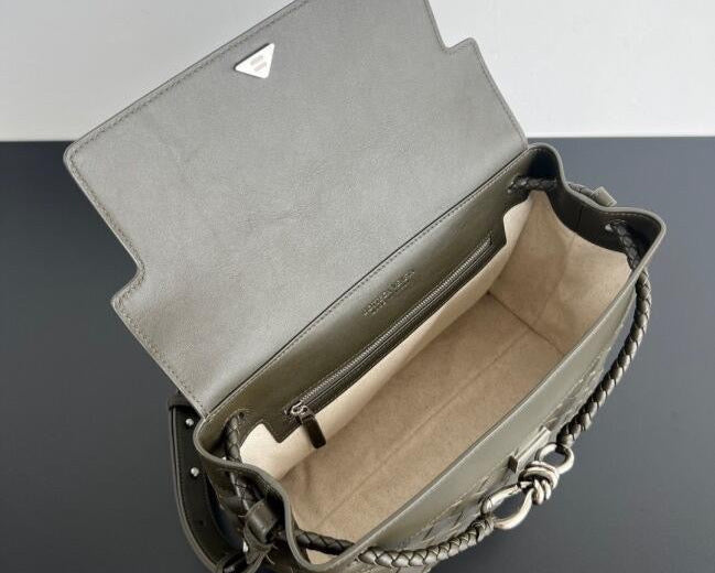 Bottega Veneta  Small Andiamo Messenger Bag in Intrecciato Leathers 💚 - onlinechics.com