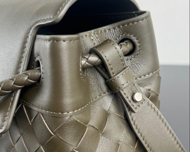 Bottega Veneta  Small Andiamo Messenger Bag in Intrecciato Leathers 💚 - onlinechics.com