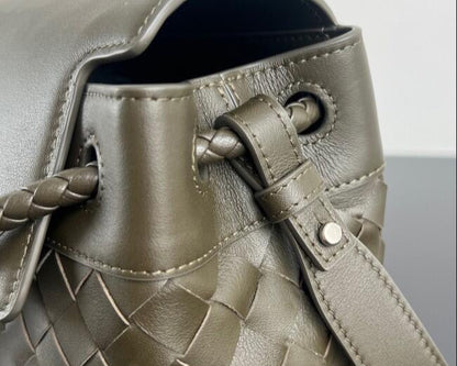 Bottega Veneta  Small Andiamo Messenger Bag in Intrecciato Leathers 💚 - onlinechics.com