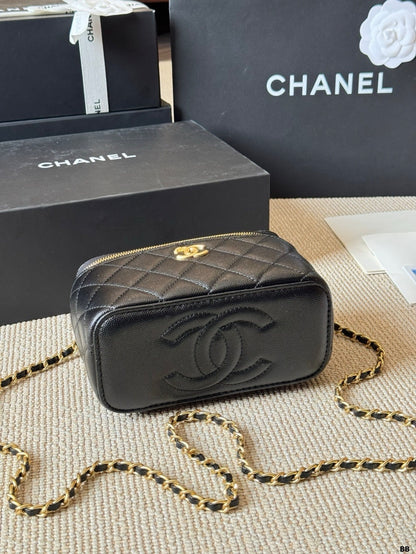CHANEL Vanity Chanel White Chain Shoulder Bag  ✨ - onlinechics.com