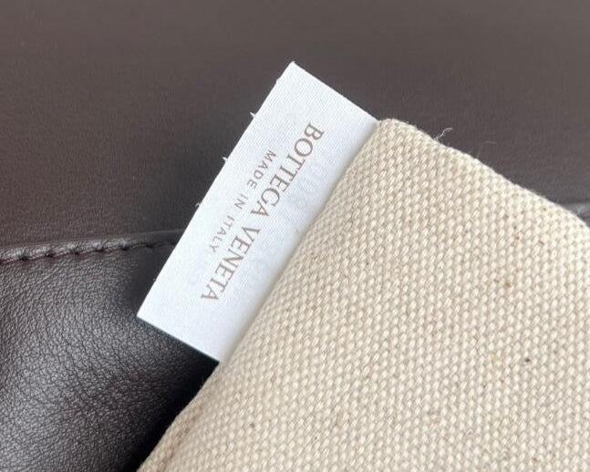 Bottega Veneta  Small Andiamo Messenger Bag in Intrecciato Leathers 💚 - onlinechics.com