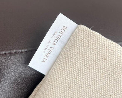 Bottega Veneta  Small Andiamo Messenger Bag in Intrecciato Leathers 💚 - onlinechics.com