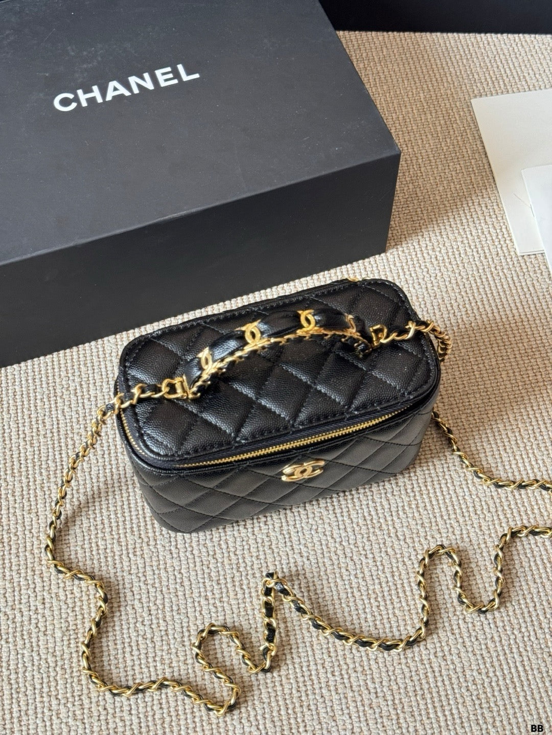 CHANEL Vanity Chanel White Chain Shoulder Bag  ✨ - onlinechics.com