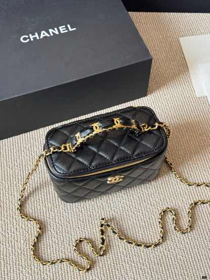 CHANEL Vanity Chanel White Chain Shoulder Bag  ✨ - onlinechics.com
