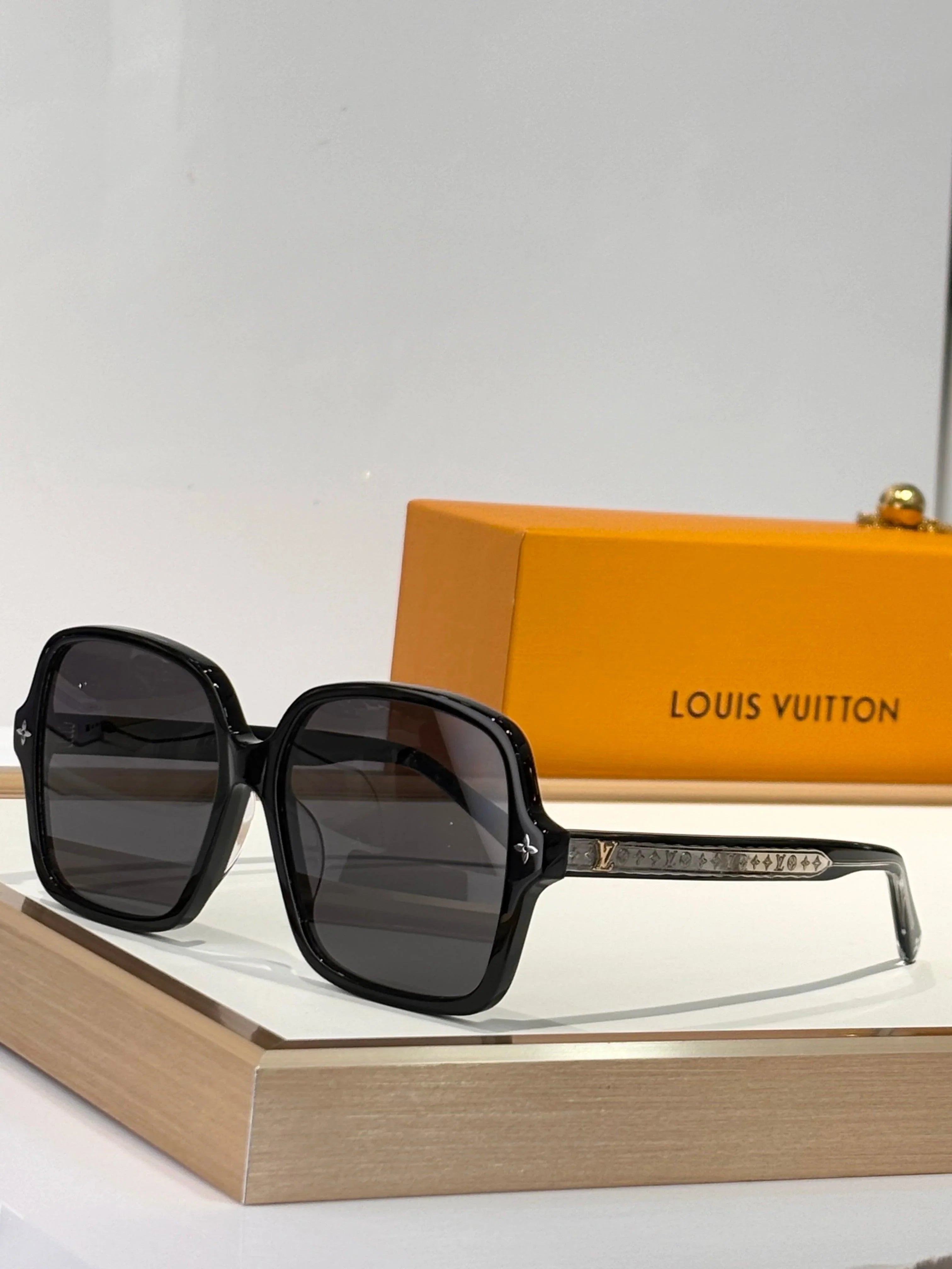 Louis Vuitton Aura Square Sunglasses Louis Vuitton LV Aura Square Sunglasses | REVERSIBLE main image 4