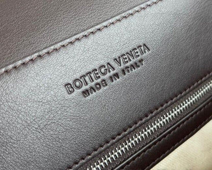 Bottega Veneta  Small Andiamo Messenger Bag in Intrecciato Leathers 💚 - onlinechics.com