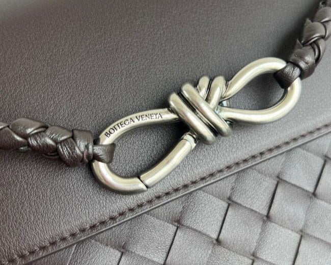 Bottega Veneta  Small Andiamo Messenger Bag in Intrecciato Leathers 💚 - onlinechics.com