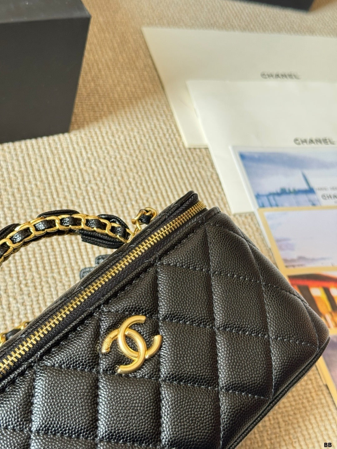 CHANEL Vanity Chanel White Chain Shoulder Bag  ✨ - onlinechics.com