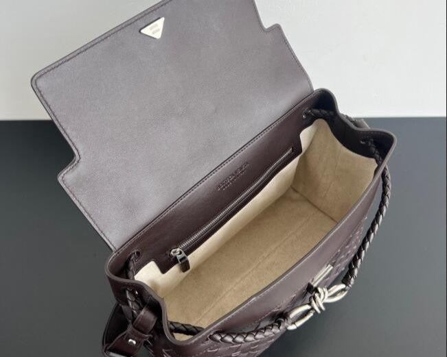 Bottega Veneta  Small Andiamo Messenger Bag in Intrecciato Leathers 💚 - onlinechics.com