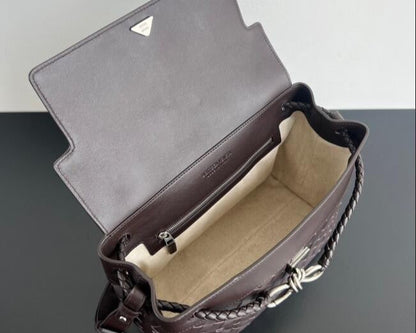 Bottega Veneta  Small Andiamo Messenger Bag in Intrecciato Leathers 💚 - onlinechics.com