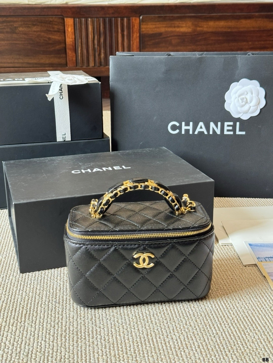 CHANEL Vanity Chanel White Chain Shoulder Bag  ✨ - onlinechics.com