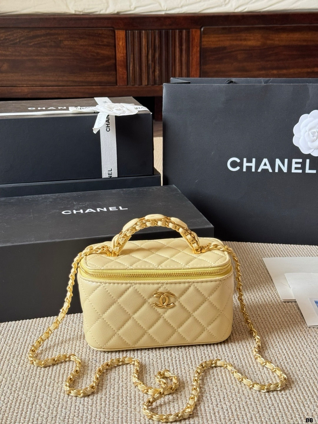 CHANEL Vanity Chanel White Chain Shoulder Bag  ✨ - onlinechics.com