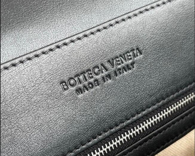 Bottega Veneta  Small Andiamo Messenger Bag in Intrecciato Leathers 💚 - onlinechics.com