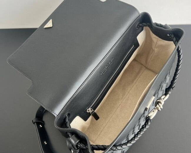 Bottega Veneta  Small Andiamo Messenger Bag in Intrecciato Leathers 💚 - onlinechics.com