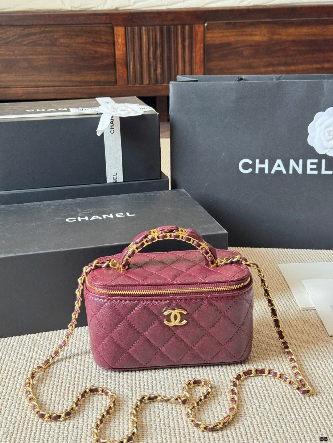 CHANEL Vanity Chanel White Chain Shoulder Bag  ✨ - onlinechics.com