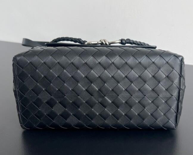 Bottega Veneta  Small Andiamo Messenger Bag in Intrecciato Leathers 💚 - onlinechics.com