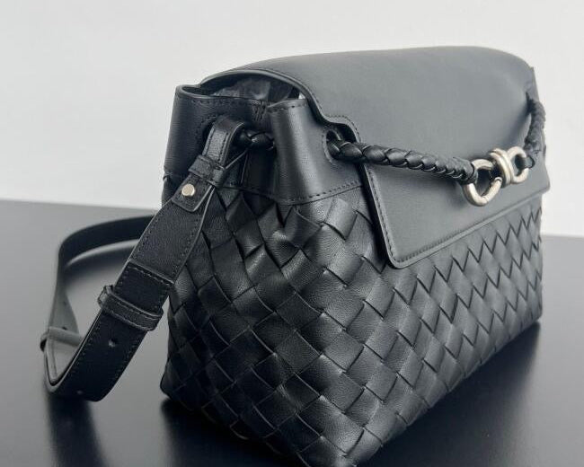 Bottega Veneta  Small Andiamo Messenger Bag in Intrecciato Leathers 💚 - onlinechics.com