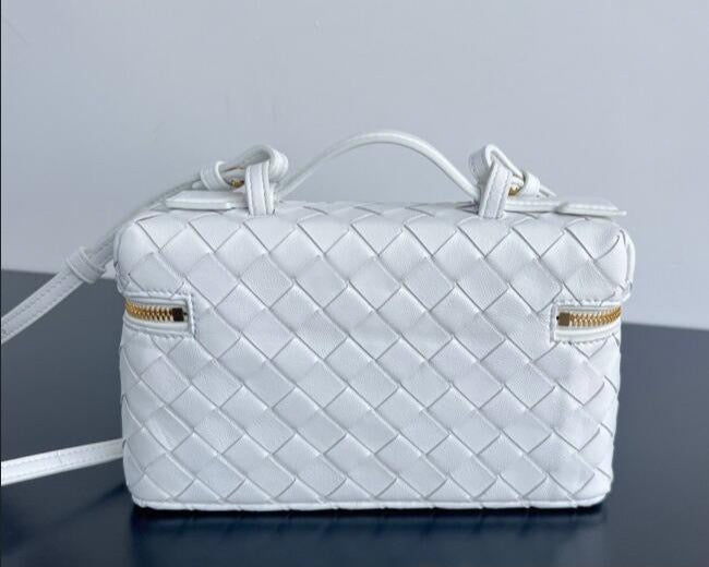 Bottega Veneta Bang Bang Vanity Case in Intrecciato Leathers 💚 - onlinechics.com