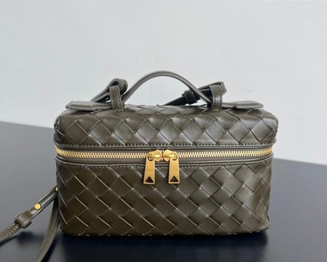 Bottega Veneta Bang Bang Vanity Case in Intrecciato Leathers 💚 - onlinechics.com