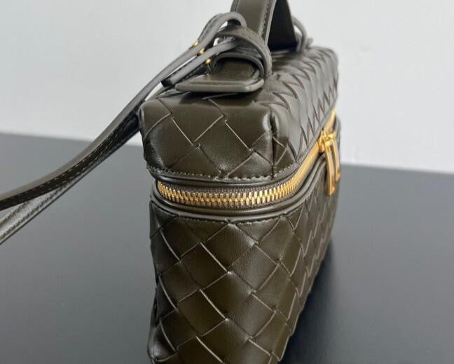 Bottega Veneta Bang Bang Vanity Case in Intrecciato Leathers 💚 - onlinechics.com