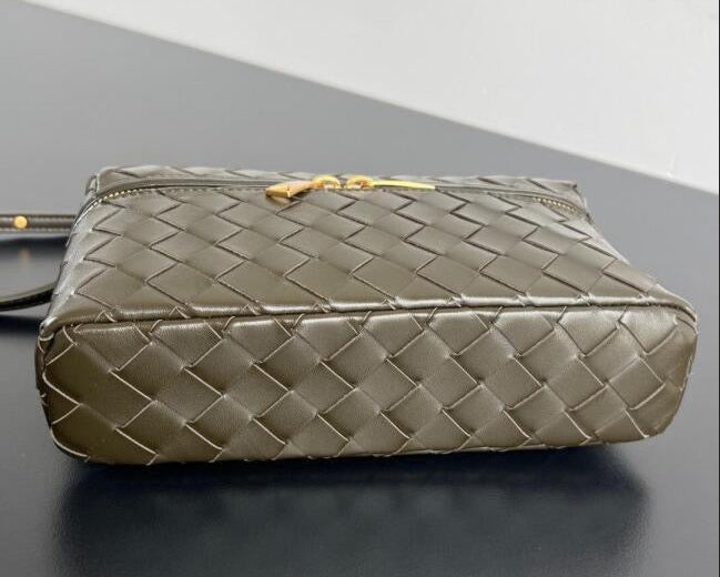 Bottega Veneta Bang Bang Vanity Case in Intrecciato Leathers 💚 - onlinechics.com