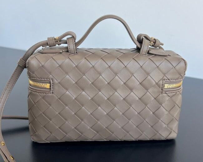 Bottega Veneta Bang Bang Vanity Case in Intrecciato Leathers 💚 - onlinechics.com