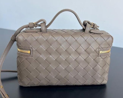 Bottega Veneta Bang Bang Vanity Case in Intrecciato Leathers 💚 - onlinechics.com