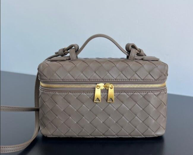 Bottega Veneta Bang Bang Vanity Case in Intrecciato Leathers 💚 - onlinechics.com