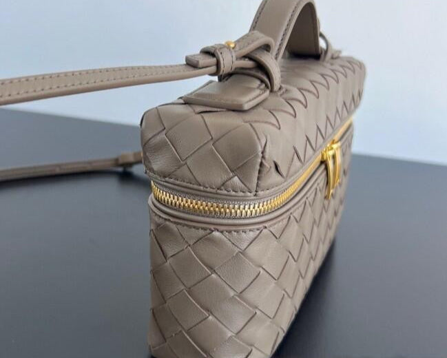 Bottega Veneta Bang Bang Vanity Case in Intrecciato Leathers 💚 - onlinechics.com