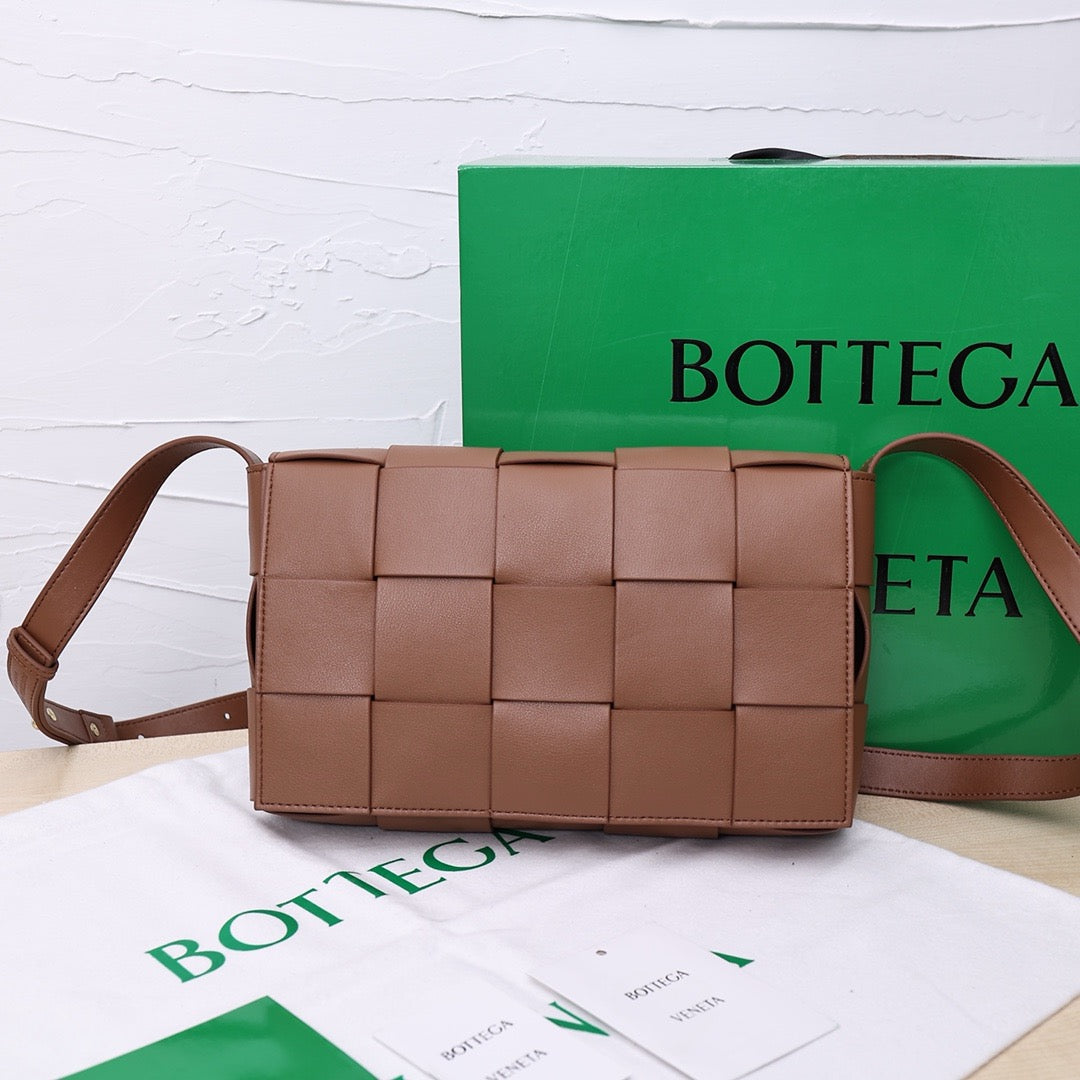 Bottega Veneta Small Cassette Small Intreccio leather bag 💚 - onlinechics.com