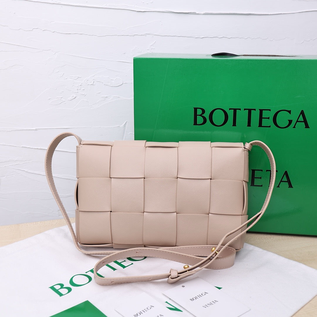 Bottega Veneta Small Cassette Small Intreccio leather bag 💚 - onlinechics.com