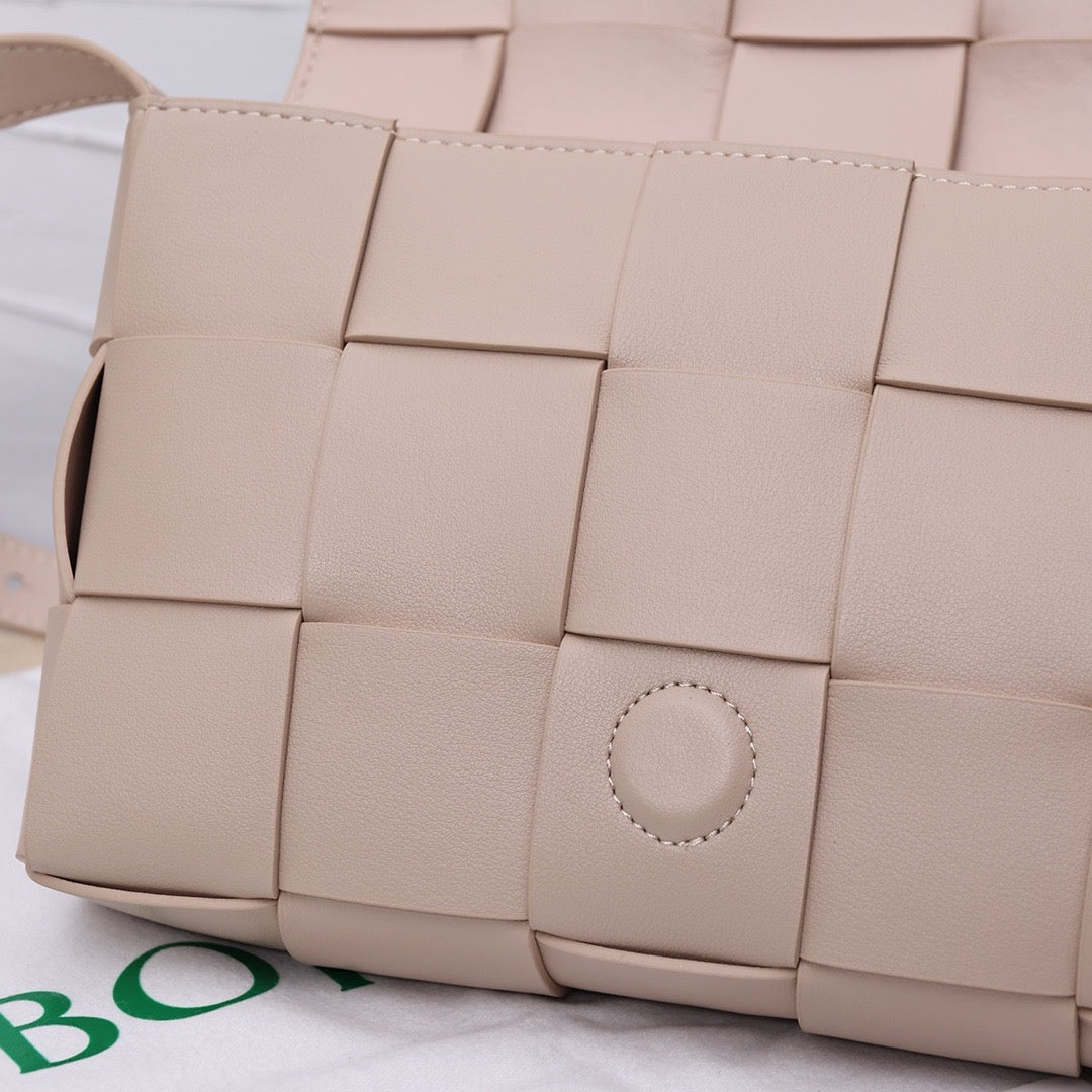 Bottega Veneta Small Cassette Small Intreccio leather bag 💚 - onlinechics.com