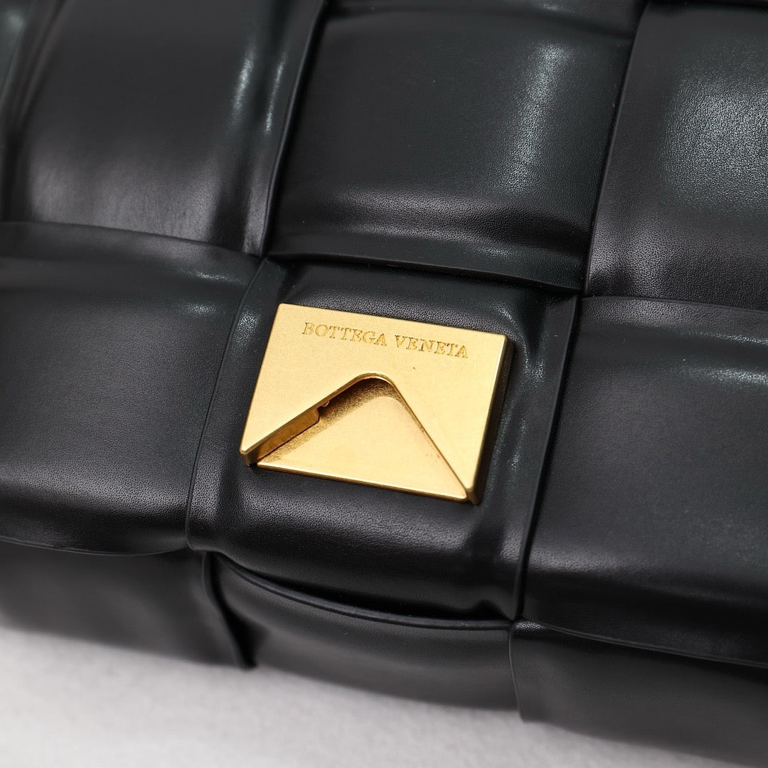 Bottega Veneta Classic size Padded Cassette leather bag 💚 - onlinechics.com