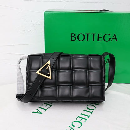 Bottega Veneta Classic size Padded Cassette leather bag 💚 - onlinechics.com