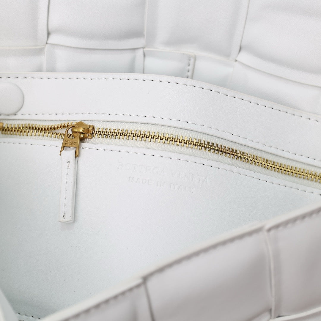 Bottega Veneta Classic size Padded Cassette leather bag 💚 - onlinechics.com