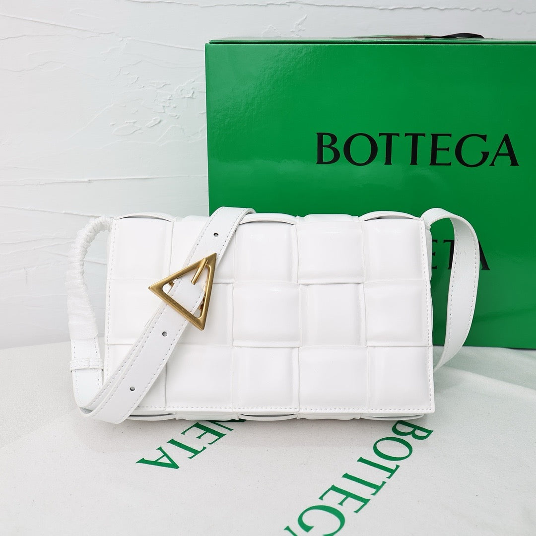 Bottega Veneta Classic size Padded Cassette leather bag 💚 - onlinechics.com