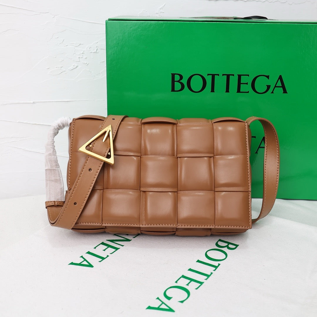 Bottega Veneta Classic size Padded Cassette leather bag 💚 - onlinechics.com