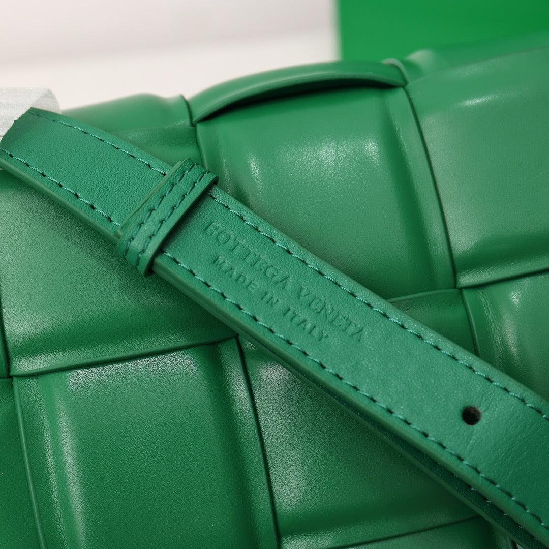 Bottega Veneta Classic size Padded Cassette leather bag 💚 - onlinechics.com