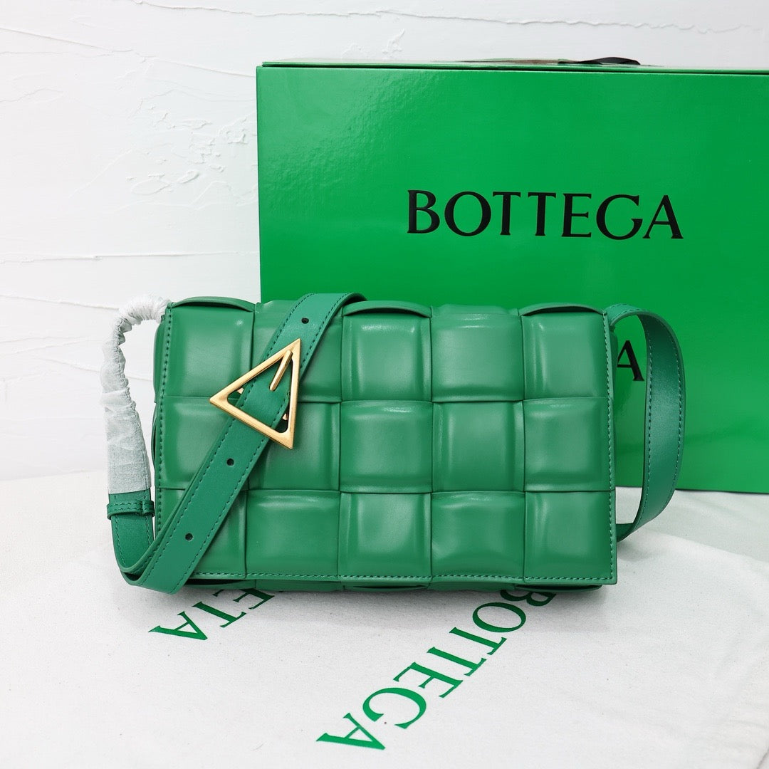 Bottega Veneta Classic size Padded Cassette leather bag 💚 - onlinechics.com