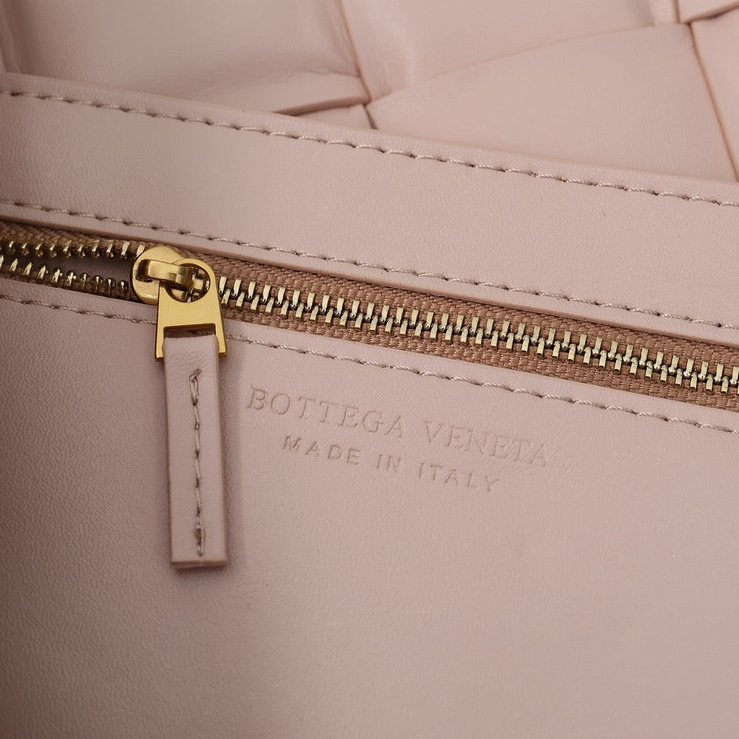 Bottega Veneta Classic size Padded Cassette leather bag 💚 - onlinechics.com
