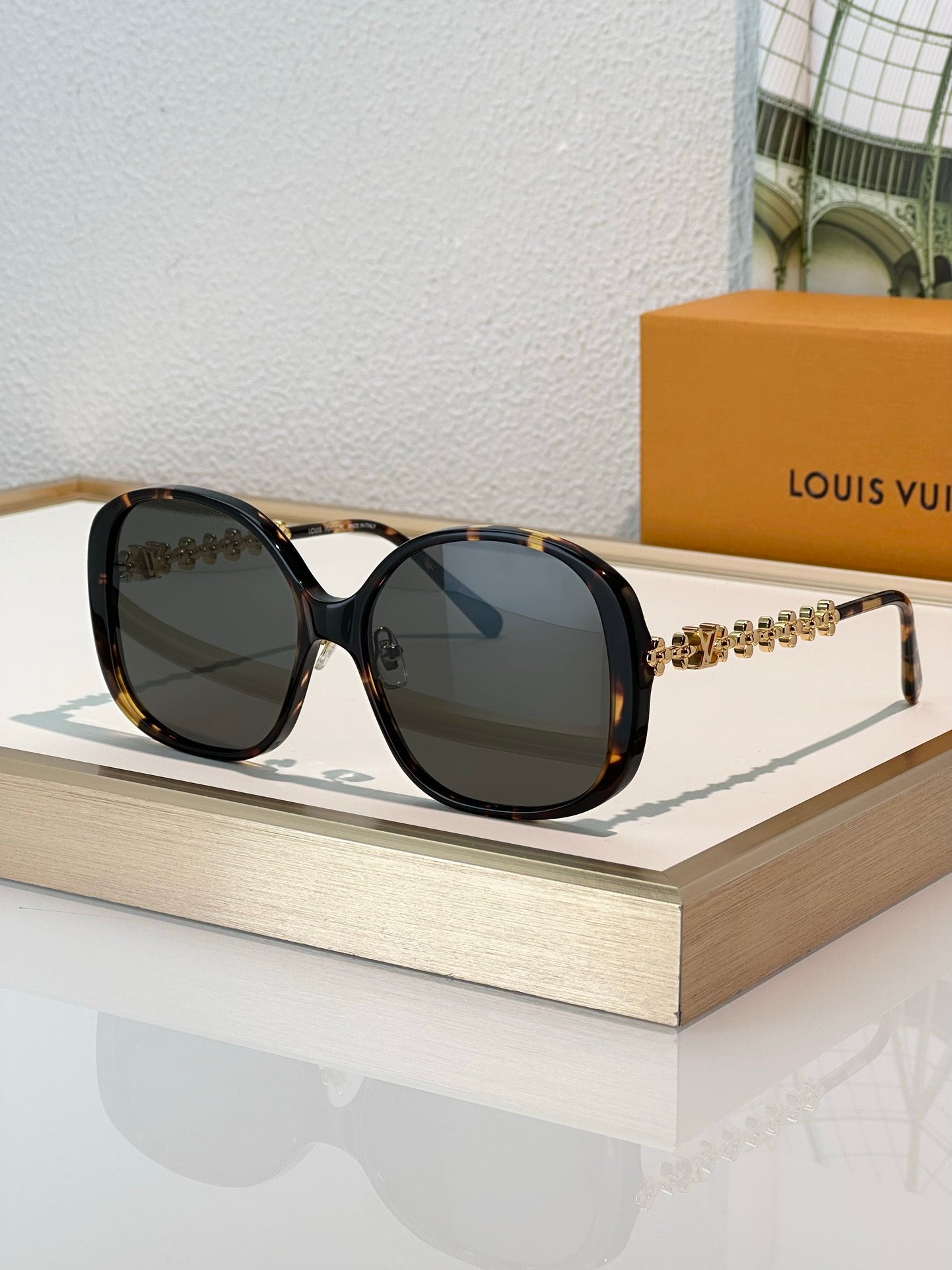 Louis Vuitton Z2456U LV Bloom Round Square Sunglasses  ✨ $650