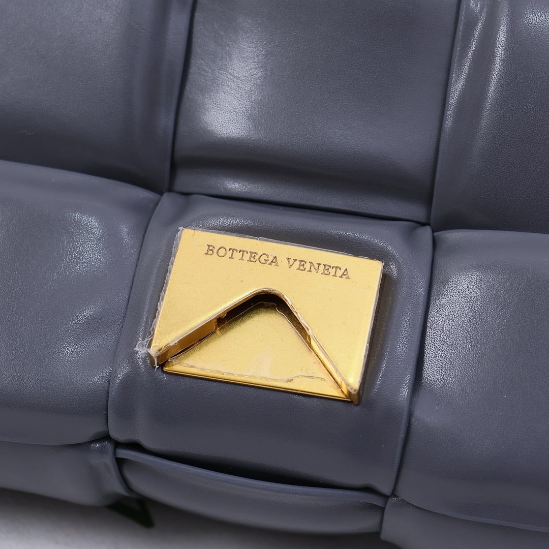 Bottega Veneta Classic size Padded Cassette leather bag 💚 - onlinechics.com